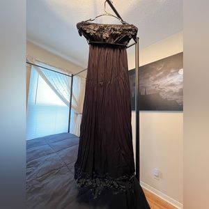 Strapless dress with detail on the bust and hemline.